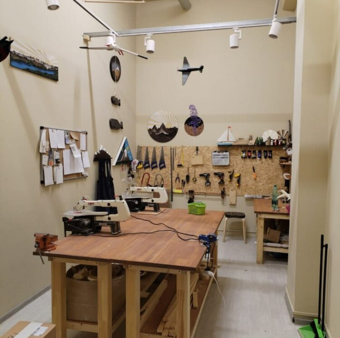 Занятие в столярной мастерской для детей в Москве