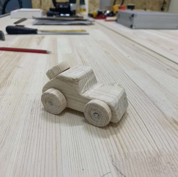 Занятие в столярной мастерской для детей в Москве