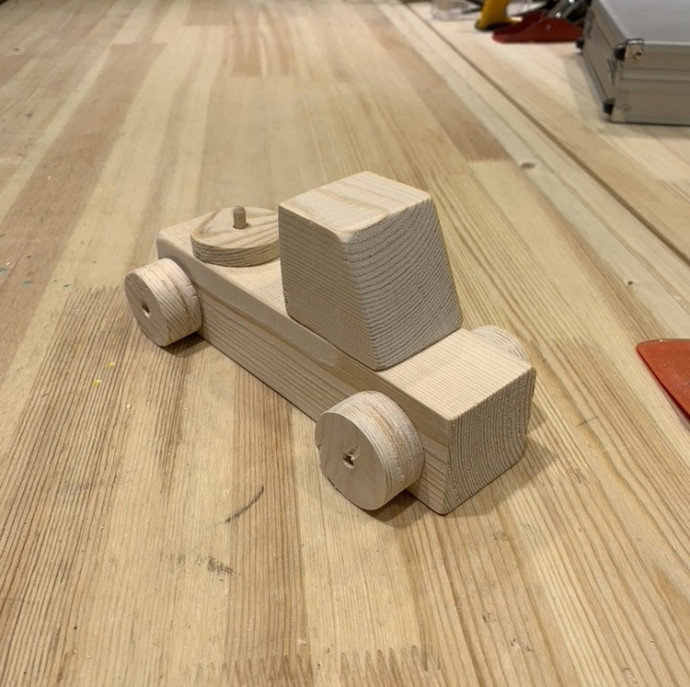 Занятие в столярной мастерской для детей в Москве