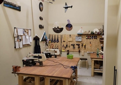 Занятие в столярной мастерской для детей в Москве