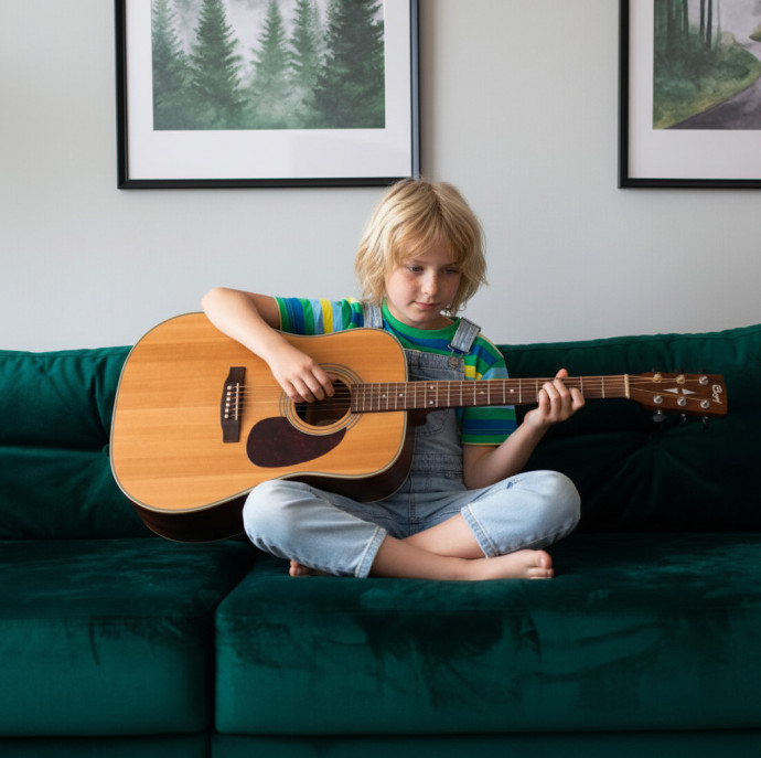 Занятия по игре на гитаре для детей в Москве