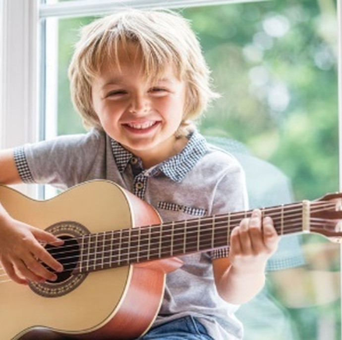 Занятия по игре на гитаре для детей в Москве