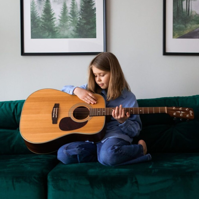 Занятия по игре на гитаре для детей в Москве