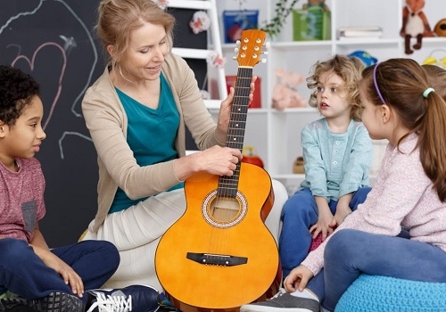 Занятия по игре на гитаре для детей в Москве