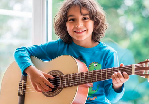 Занятия по игре на гитаре для детей в Москве