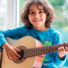 Занятия по игре на гитаре для детей в Москве