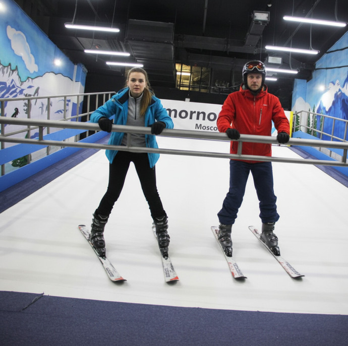 Катание на искусственном горнолыжном склоне в Москве