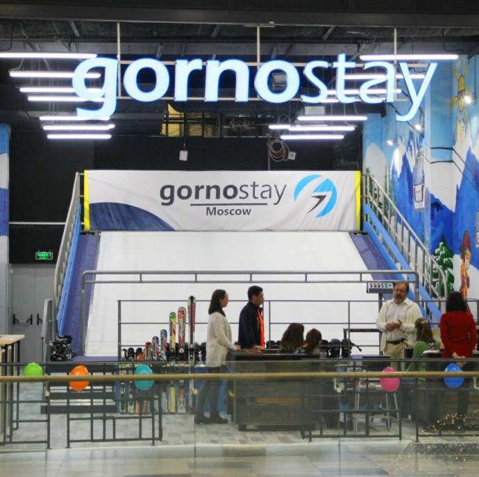 Катание на искусственном горнолыжном склоне в Москве