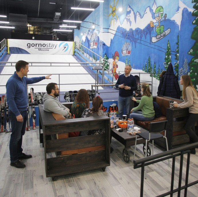 Катание на искусственном горнолыжном склоне в Москве