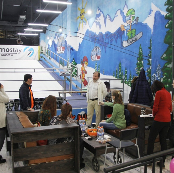 Катание на искусственном горнолыжном склоне в Москве