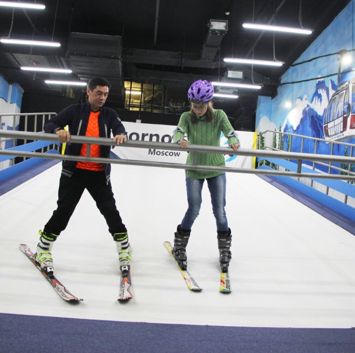 Катание на искусственном горнолыжном склоне в Москве
