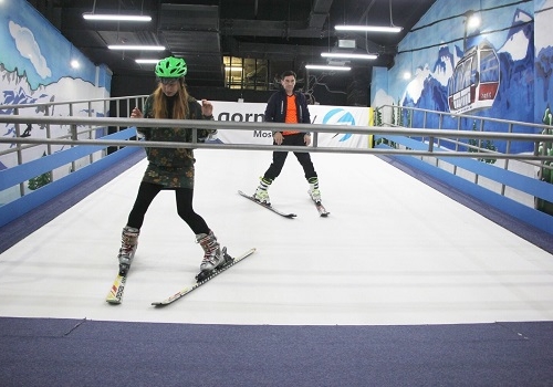 Катание на искусственном горнолыжном склоне в Москве