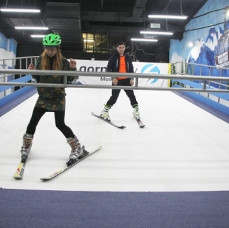 Катание на искусственном горнолыжном склоне в Москве