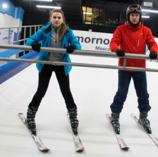 Катание на искусственном горнолыжном склоне в Москве