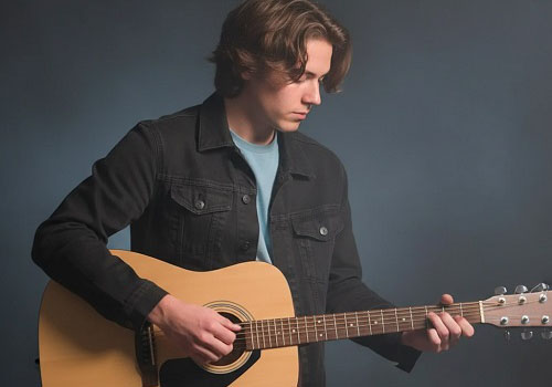 Групповые занятия по игре на гитаре для взрослых в Москве