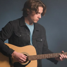 Групповые занятия по игре на гитаре для взрослых в Москве