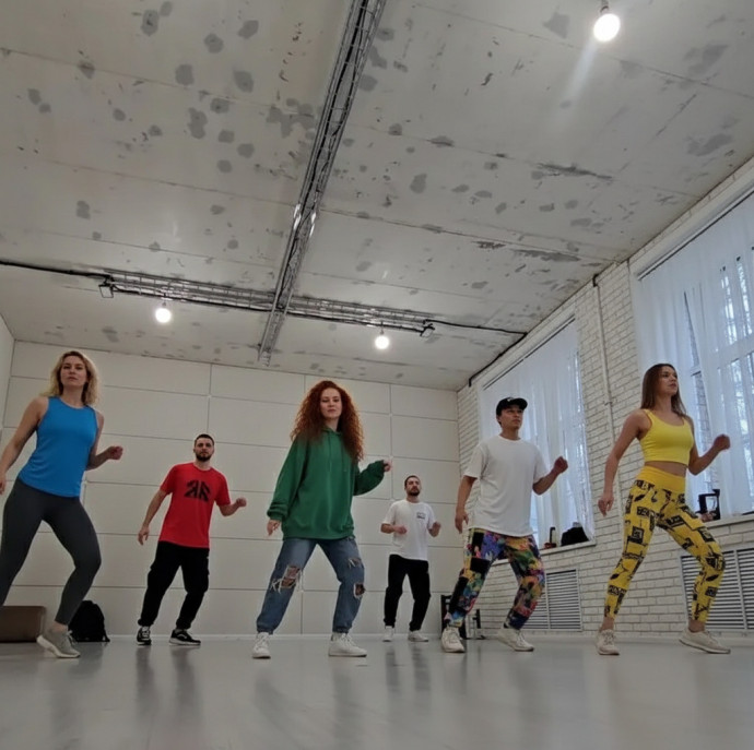 Занятия танцами по направлениям Шаффл или Денсмикс в Москве