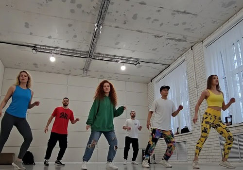 Занятия танцами по направлениям Шаффл или Денсмикс в Москве