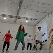 Занятия танцами по направлениям Шаффл или Денсмикс в Москве