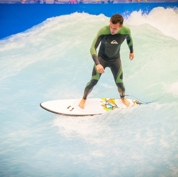 Тренировка по серфингу на искусственной волне в Москве