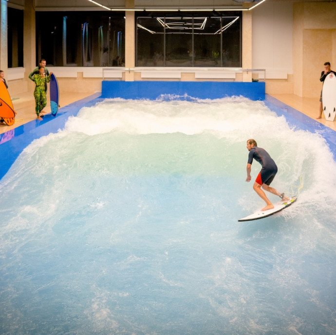 Тренировка по серфингу на искусственной волне в Москве