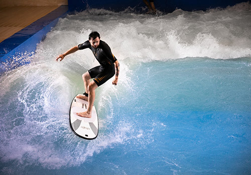 Тренировка по серфингу на искусственной волне в Москве