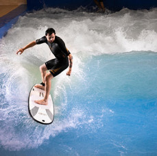 Тренировка по серфингу на искусственной волне в Москве