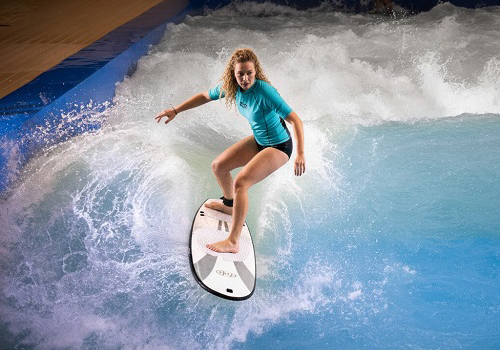 Тренировка по серфингу на искусственной волне в Москве