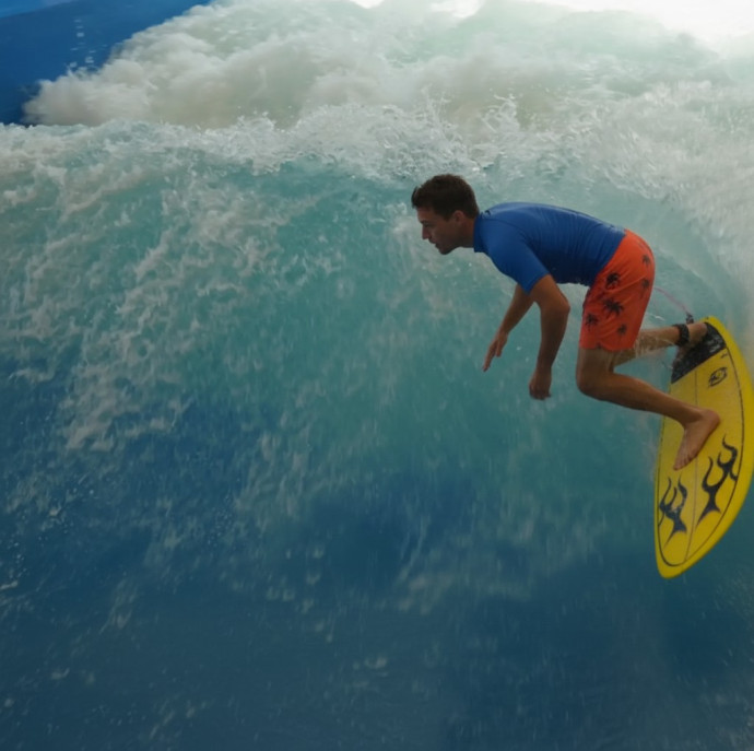 Серфинг на искусственной волне в Москве