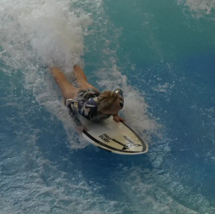 Серфинг на искусственной волне в Москве