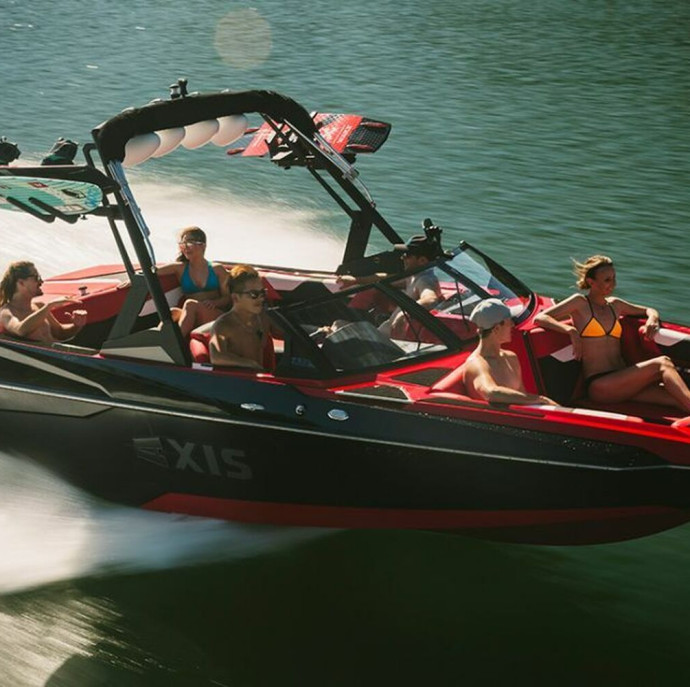 Прогулка на катере Malibu Axis в Москве