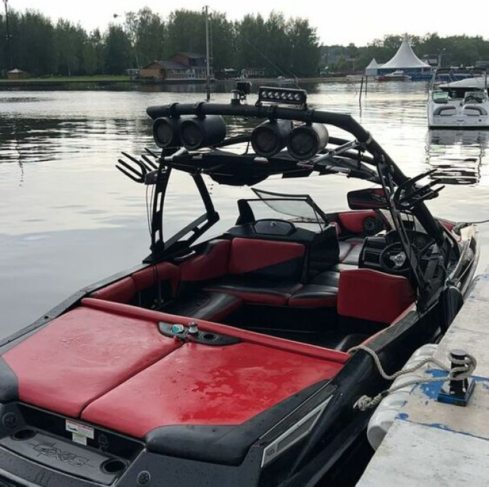 Прогулка на катере Malibu Axis в Москве