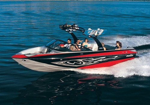 Прогулка на катере Malibu Axis в Москве