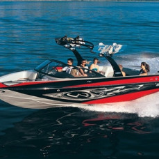 Прогулка на катере Malibu Axis в Москве