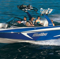 Прогулка на катере Malibu Axis в Москве