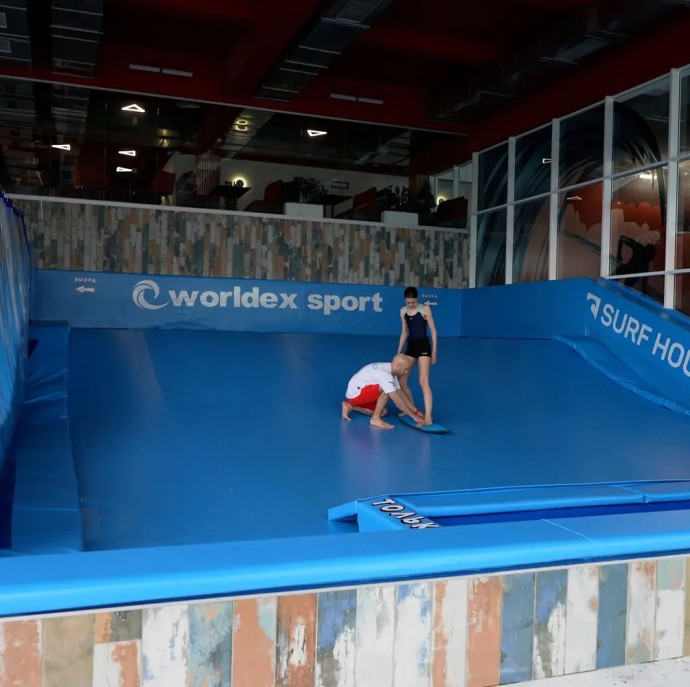Катание на искусственной волне SurfHouse в Москве