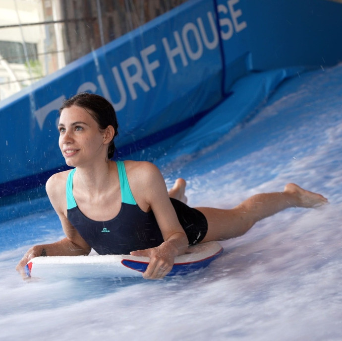 Катание на искусственной волне SurfHouse в Москве
