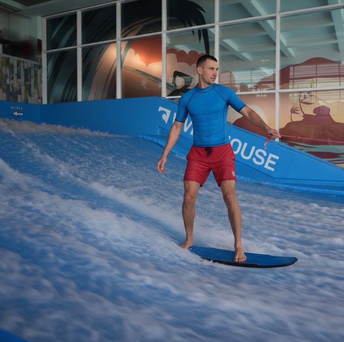 Катание на искусственной волне SurfHouse в Москве