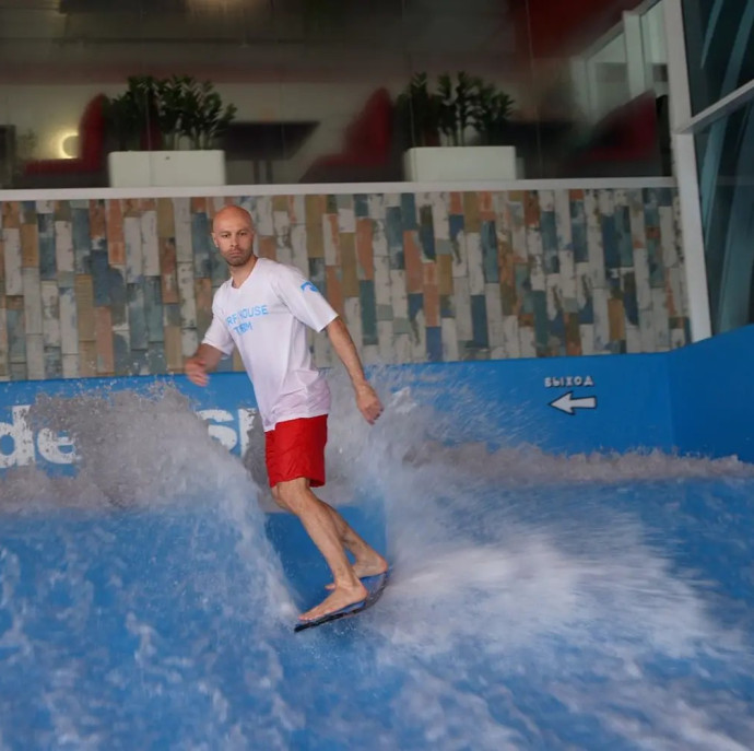 Катание на искусственной волне SurfHouse в Москве