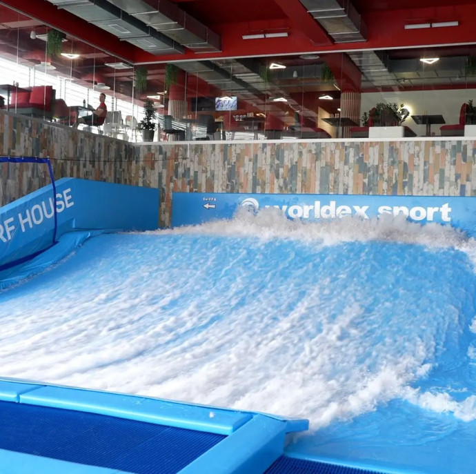 Катание на искусственной волне SurfHouse в Москве