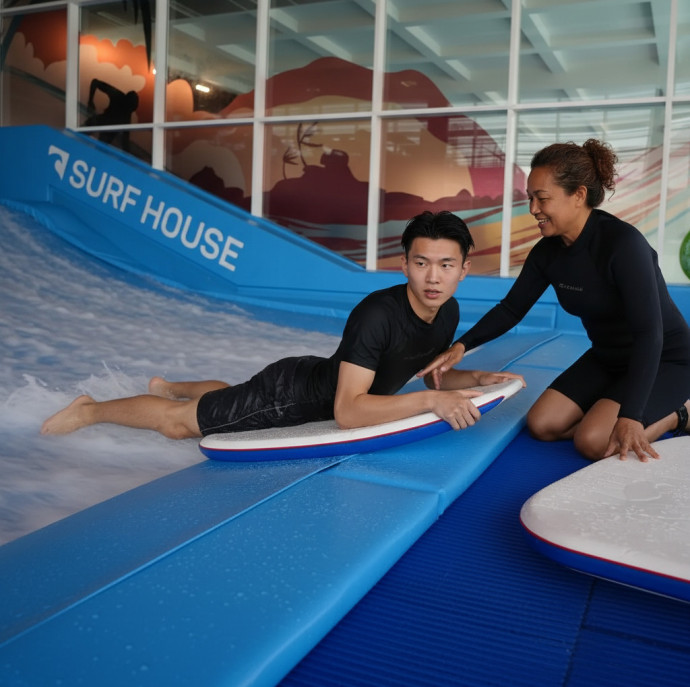 Катание на искусственной волне SurfHouse в Москве