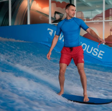 Катание на искусственной волне SurfHouse в Москве