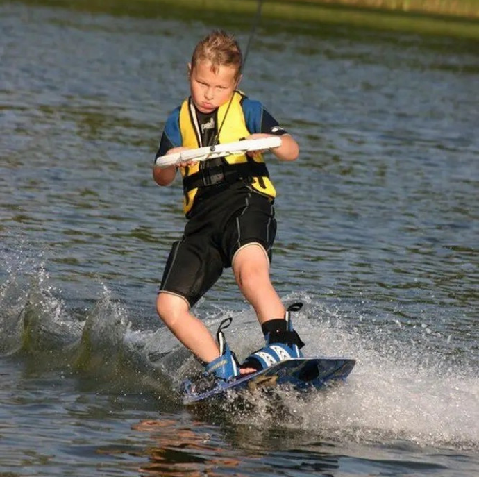 Катание на вейкборде за катером в Москве