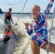 Катание на вейкборде за катером в Москве