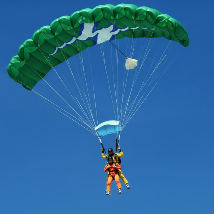 Прыжок с парашютом в тандеме в Москве
