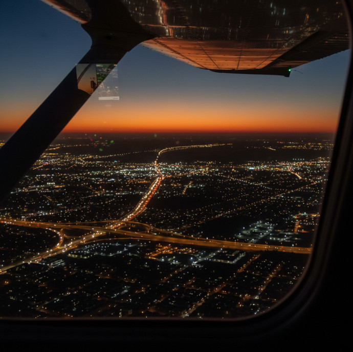 Ночной полет на самолете в Москве