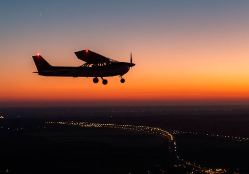 Ночной полет на самолете в Москве