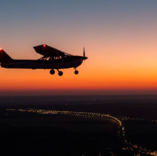 Ночной полет на самолете в Москве