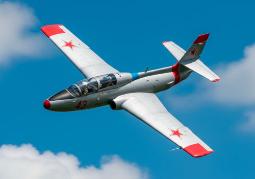 Высший пилотаж на реактивном самолете Л-29 в Москве