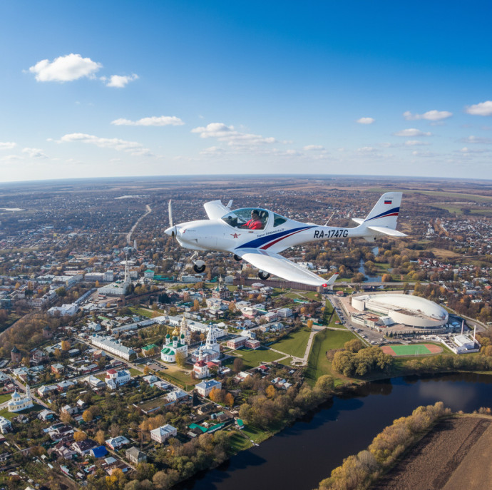 Учебный полет на самолете Aquila A210 в Москве